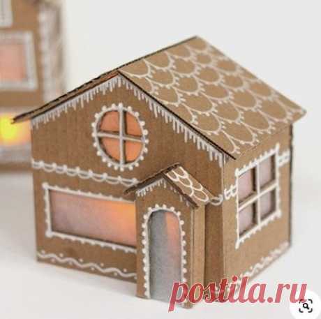Интерьерные пряничные домики из картона: мастер-класс Интерьерные пряничные домики из картона: мастер-классМатериaлы:Картон (используйте старую картонную коробку)Белый маркер или фломастерКалька, вощеная бумага или пергаментная бумагаСветодиодные свечи на батарейкахИнструмeнты:Канцелярский ножКлей пистолетМеталлическая линейкаКарандаш