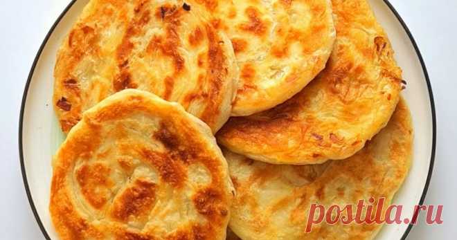Вкусные луковые лепешки на сковороде. Готовим и едим уже 2 дня подряд: простой рецепт Луковые лепешки родом из кавказской кухни, запоминаются своим необычным вкусом и ароматом. Исследователи полагают, что такое угощение кочевые народы Северного Кавказа готовили на костре. На приготовление пищи уходило мало времени, а насыщала она достаточно для продолжительных походов. Также, по одной из версий блюдо возникло благодаря пиратским и кавказским культурам. На корабли пираты бр...