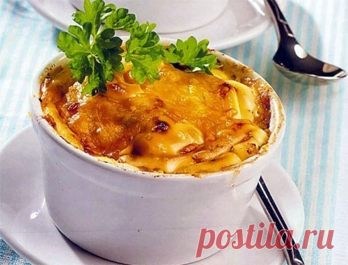 Жюльен с курицей и грибами 

Ингредиенты: 

500 г куриного филе 
300 г шампиньонов 
200 г лука 
200 г сыра (твердого) 
300-350 г сливок (15-25%) или сметаны 
2 столовые ложки муки 
соль 
перец 
растительное масло 

Приготовление: 

Нежное, сочное, ароматное! Из указанного количества ингредиентов получается 6 кокотниц объемом 200 мл. 
Куриное филе отварить до готовности (варить около 20 минут после закипания). Филе остудить, мелко нарезать. Лук мелко нарезать. Грибы почисти...