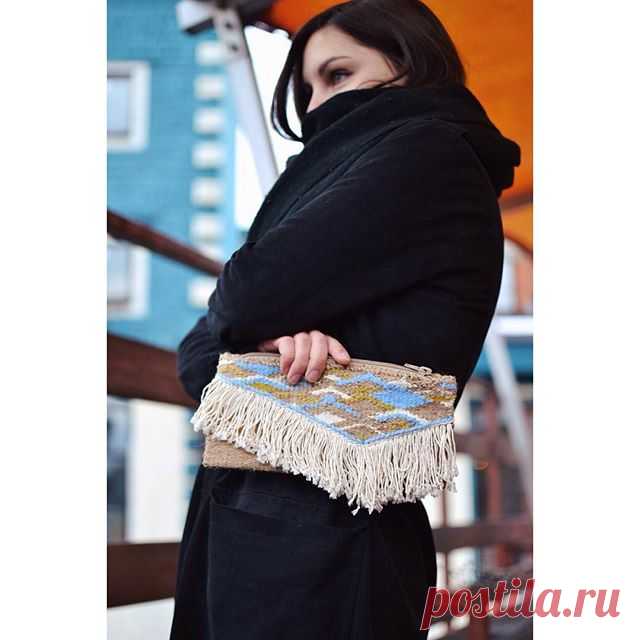 Когда на улице холодно, и хочется кутаться в шарфы, этот клатч с бахромой напомнит вам о лете ☀️
Тут снова натуральные материалы: бечёвка, хлопчатобумажные и шерстяные ниточки и льняная подкладка. .
.
.
#гобелен #ниточки #nitochki_weaving #ткачество #weaving #weavingrussia #tapestry #handmade #handwoven #ручнаяработа #клатч #клатчручнойработы