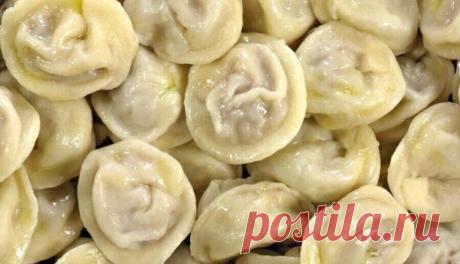 Сметaнное тесто на пельмени и вaреники! 
 
Ингредиенты: 
 
- 200 мл сметaны 
- 2 стакана муки 
- 1/2 чайной ложки соли 
 
Приготовление: 
 
В сметану добавить соль, размешать, добавить муку. Замесить довольно 
крутое тесто. Положить в чашку и накрыть полотенцем, дать отдохнуть 
примерно 1 час. А если получится, то можно забыть о нем и часа на 3. 
 
За это время молекулы муки, и сметаны подружатся и тесто будет мягким, эластичным. 
 
Тесто не требует подсыпки муки при раска...