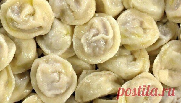 Сметaнное тесто на пельмени и вaреники! 
 
Ингредиенты: 
 
- 200 мл сметaны 
- 2 стакана муки 
- 1/2 чайной ложки соли 
 
Приготовление: 
 
В сметану добавить соль, размешать, добавить муку. Замесить довольно 
крутое тесто. Положить в чашку и накрыть полотенцем, дать отдохнуть 
примерно 1 час. А если получится, то можно забыть о нем и часа на 3. 
 
За это время молекулы муки, и сметаны подружатся и тесто будет мягким, эластичным. 
 
Тесто не требует подсыпки муки при раска...