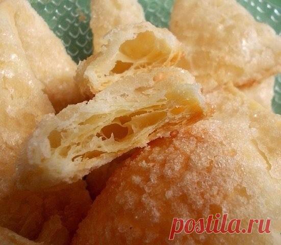 НЕВЕРОЯТНО Вкусное СЛОЕНОЕ Тесто за 10 МИНУТ
ИНГРЕДИЕНТЫ:

Маргарин (комнатной температуры) — 200 г 
Желток яичный — 1 шт 
Сметана (кефир,простокваша) — 100 мл 
Соль (щепотка) — 1 г 
Мука — 500 г 

ПРИГОТОВЛЕНИЕ:

В муку отправляем маргарин, или сливочное масло, можно взять по 100 г каждого продукта. Превращаем все в крошку, это делается довольно быстро, руками.
Затем добавляем желток и сметану(или кефир - что есть).

Замешиваем тесто. Если тесто липкое, подсыпаем муку. 
О...