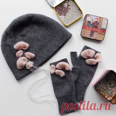100% кашемировый комплект с воздушными цветочками из КИД мохера и бисера❤️ порой покупаешь совершенно ненужную косметику потому что баночка красивая😉 очень люблю такие жестяные коробочки с красивыми картинками для мелочей👌 #машинноевязание #machineknitting #knittingmachine