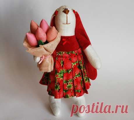 Заяц тильда: выкройка, мастер-классы, идеи оформления, видео Большой популярностью среди любителей мягкой игрушки пользуются тильды-зайцы. В самой технике нет ничего сложного. Выкройки и идеи пошива зайца с длинными ушами.