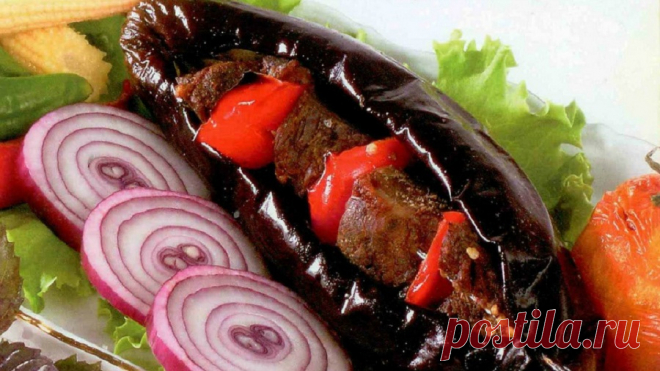 Шашлык в баклажанах в духовке - В яблочко! Что лучше всего сочетается с шашлыком? Конечно же, овощи, подрумяненные на гриле! А как вам идея шашлыка, приготовленного прямо в баклажанах? Тем более что блюдо это не новое, а классическое грузинское. Баклажаны пропитываются мясным соком, ароматы дразнят рецепторы… Лишь представьте, как это вкусно! Для мцвади в баклажанах (грузинское название шашлыка) желательно брать молодую баранину, корейку …