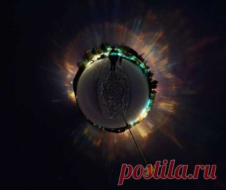 Края этой заснеженной маленькой планеты обрамляют зловещие колонны света. Конечно, маленькая планета — это планета Земля, показанная в панораме от надира до зенита и по всему горизонту в так называемой проекции маленькой планеты. На этой сферической панораме запечатлены окрестности общины Сийлинярви в восточной Финляндии. Плоские кристаллы льда, которые чаще всего встречаются в верхних, тонких облаках, легонько дрожат в очень морозном воздухе возле поверхности Земли.