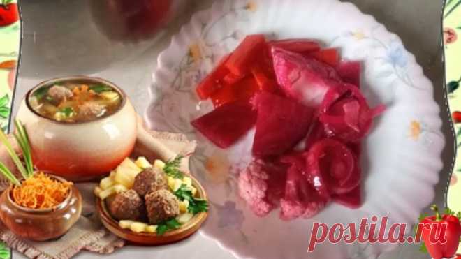 Вкусный и простой рецепт, как можно быстро замариновать овощи. Большой плюс в том, что не надо с осени делать заготовки и бояться, что банки взлетят. Этот рецепт настоящая находка для тех, у кого нет места, хранить заготовки. Ассорти из Маринованных овощей - это реально очень вкусно.