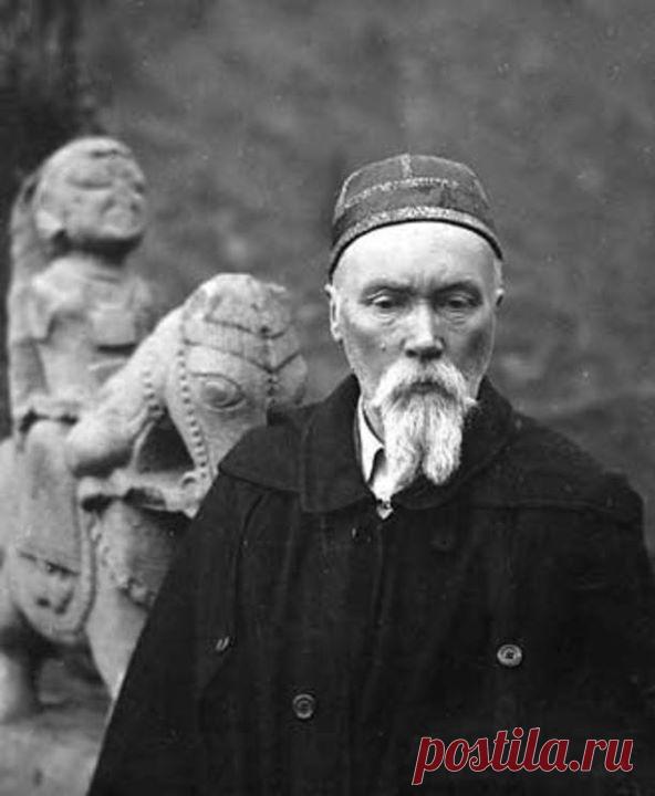 Экспедиция в Шамбалу по заданию большевиков Мифическую страну Шамбалу, упоминания о которой встречаются в древних текстах, на протяжении нескольких столетий искали многие путешественники и исследователи. Во Вторую мировую загадочную Шамбалу искали как нацисты, так и большевики. В 1925 году по заданию Дзержинского в Тибет была направлена экспедиция. Возглавили её художник и археолог Николай Рерих и Яков Блюмкин. Заветную Шамбалу найти так и не удалось. В 1929 году Блюмкина расстреляли.