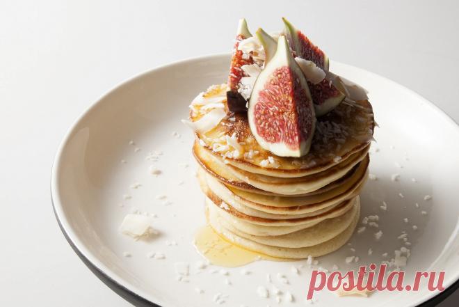 Кокосовые панкейки 
Цикл - Интересные рецепты от ВСЁВСЁ.РУ 
----------------------
ИНГРЕДИЕНТЫ НА 2 ПОРЦИИ
Куриное яйцо - 2 штуки 
Сахар кокосовый - 3 чайные ложки 
Рисовая мука - 60 г 
Кокосовая мука - 30 г 
Кокосовое молоко - 175 мл 
Разрыхлитель - на кончике ножа 
Кокосовое масло - 1 чайная ложка 
Сироп из топинамбура - по вкусу 
Кокосовая стружка - по вкусу 
Инжир - по вкусу