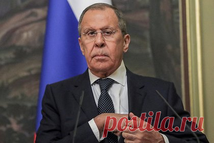 Лавров пообещал украинскому народу освобождение от неонацистских правителей. Украинский народ будет освобожден от неонацистских правителей, он заслуживает жить в добрососедстве, дружбе и процветании рядом с его славянскими братьями. Такую цель спецоперации назвал министр иностранных дел РФ Сергей Лавров. Он утверждает, что нацизм на Украине превратился в теорию и практику нынешней власти.