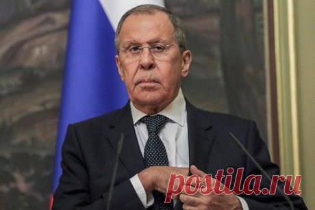 Лавров пообещал украинскому народу освобождение от неонацистских правителей. Украинский народ будет освобожден от неонацистских правителей, он заслуживает жить в добрососедстве, дружбе и процветании рядом с его славянскими братьями. Такую цель спецоперации назвал министр иностранных дел РФ Сергей Лавров. Он утверждает, что нацизм на Украине превратился в теорию и практику нынешней власти.