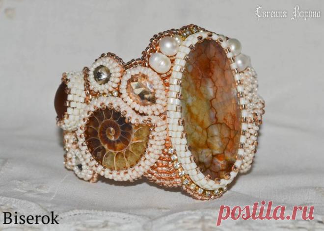 Украшения из бисера. Браслет КАЛИПСО и кулон КАРАМЕЛЬ.