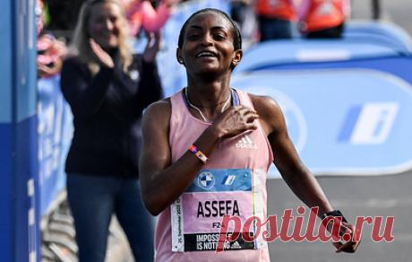 Эфиопская бегунья Ассефа установила мировой рекорд в марафоне. Спортсменка преодолела дистанцию за 2 часа 11 минут 52 секунды