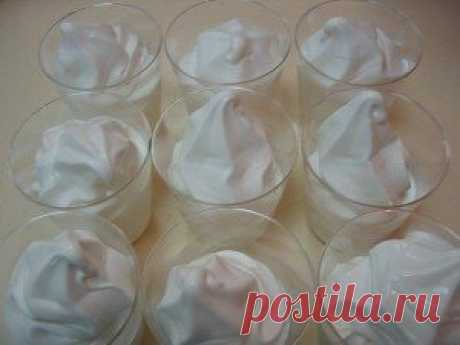 Домашнее мороженое Домашнее мороженое, вкус советского пломбира. Сахар – 2 стакана.  Молоко –1 литр.  Масло сливочное – 100гр.  Крахмал – 1 ч.л.  Желтки яичные – 5 шт. Сливочное масло опускаем в подогретое молоко и доводим его до кипения. В другой емкости соединяем сахар, крахмал и желтки, перемешиваем и растираем все до однородной массы. После чего добавляем сюда немного молока, в результате должна получиться масса по консистенции как жидкая сметана.