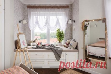 Светлая палитра стен, натуральное дерево в отделке, элегантная мебель по авторским эскизам – хозяева этой квартиры в американском традиционном стиле могут не бояться, что их интерьер выйдет из моды