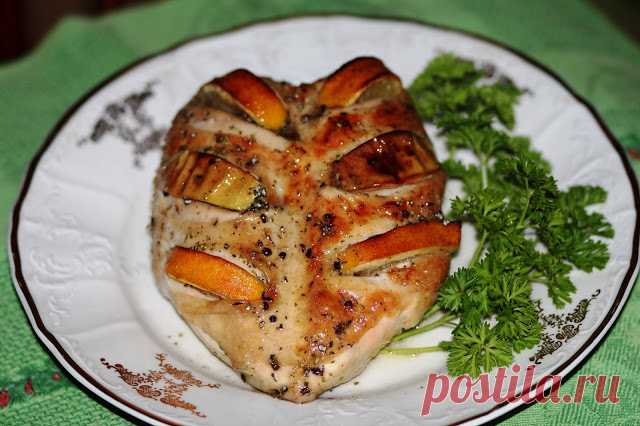Куриные грудки запеченые с лимоном и яблоками