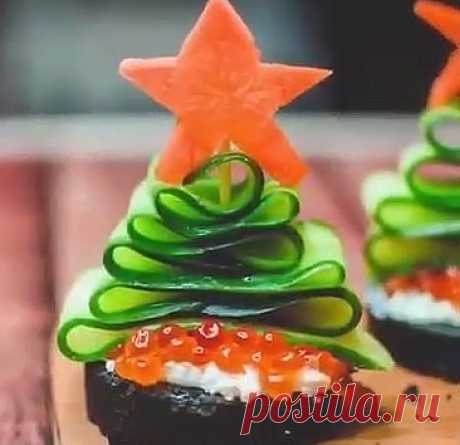 Новогодняя закуска "Елочки" 
Для закуски "Елочки "
Вам понадобится 
Багет или тарталетки
Творожный сыр
Огурец
Красная икра
Морковь