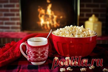 Ученые рассказали о негативном влиянии новогодних песен на психику. Новогодние песни негативно влияют на психику человека. По мнению психологов, прослушивание одной и той же композиции сначала поднимает настроение, а затем, наоборот, затормаживает работу мозга. Согласно исследованию, большинство песен вызывают у людей скуку и раздражение.