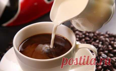 Как кофе с молоком влияет на наш организм: кому полезен, а кому — нет