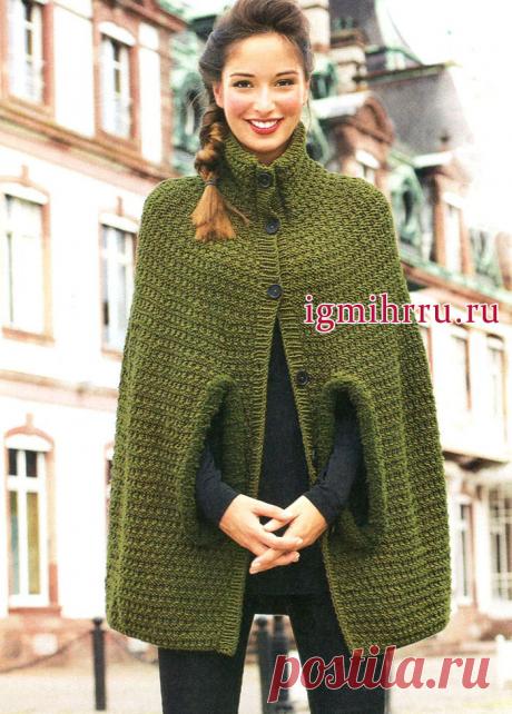 Теплая оливковая накидка с высоким воротником, связанная единым полотном. Вязание спицами