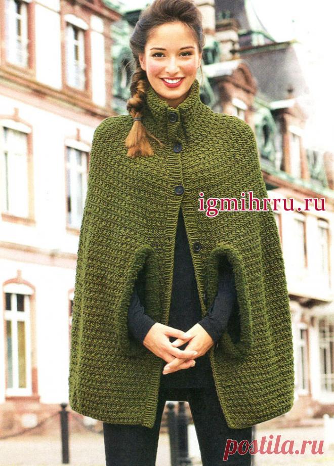 Теплая оливковая накидка с высоким воротником, связанная единым полотном. Вязание спицами