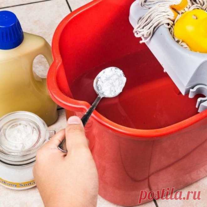 Как применять каустическую соду в домашних условиях Каустическая сода может помочь вам избавиться от множества въедливых пятен от жира и органики на любой поверхности. Она поможет вам, например, очистить канализационные трубы (не используйте для пластиковых!), кастрюли или даже приготовить эко-мыло своими руками.