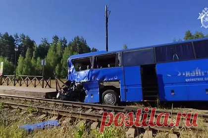 Водителя столкнувшегося с поездом автобуса в Ленобласти задержали