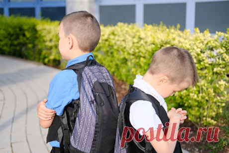 В российской школе детей заставили материться на занятии. В одной из школ Центрального района Челябинска детей заставили ругаться матом во время занятия. В городском комитете образования объяснили, что инициатором такого занятия выступил тьютор — человек, который сопровождает индивидуальную образовательную программу одного из учеников.