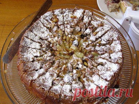 Яблочный пирог с орехами и изюмом