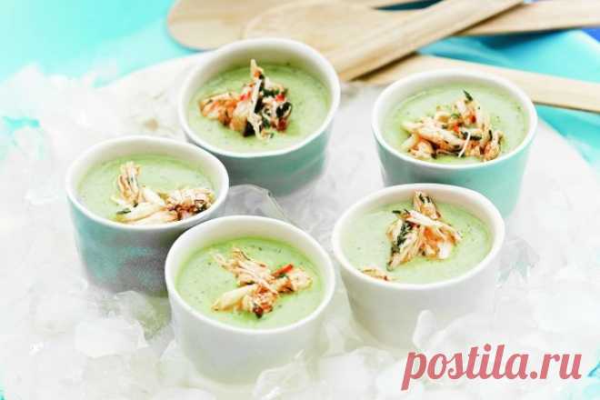 Chilled cucumber soup shots with spicy crab