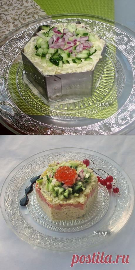 Праздничный порционный салат А-ЛЯ РУС с копченой семгой .