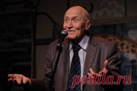 Николай Дроздов после перелома ребер не может полноценно дышать. В начале года стало известно, что 85-летнего телеведущего доставили в реанимацию с многочисленными переломами ребер в результате падения.