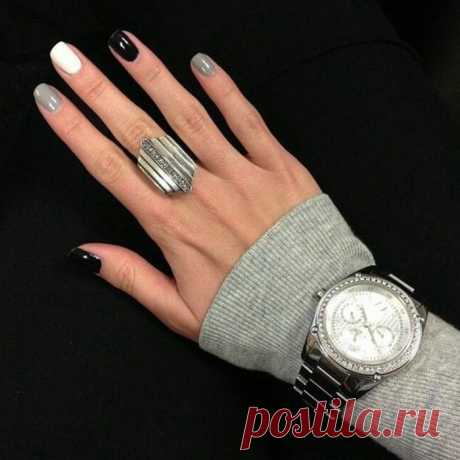 Стильный черно-серый маникюр: идеи и фото Маникюр, как и прическа, и макияж, и одежда, должен быть идеальным, потому что это делает женщину красивой. Ухоженные руки – визитная карточка, по которой можно судить о человеке, статусе, образе жизни. Поэтому важно, чтобы они всегда имели эстетичный вид. Поговорим об этом и рассмотрим варианты черно-серого маникюра. Окунемся в историю возникновения Для многих станет открытием, что он зародился в глубокой древности, 3 тыс. лет наз...