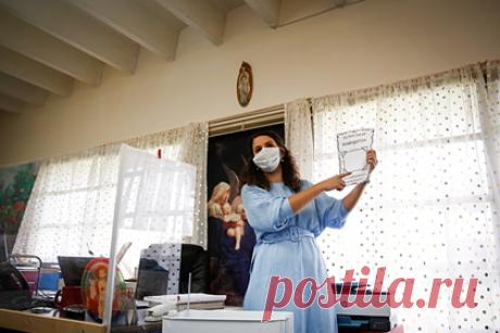 В США учителей лишили зарплаты за принуждение детей к ношению масок. Департамент образования американского штата Флорида лишил государственного финансирования два округа за принуждение детей к ношению масок в школах. По информации издания, речь идет об округах Алачуа и Бровард. Департамент удержал средства, равные месячной зарплате учителей и членов школьного совета.