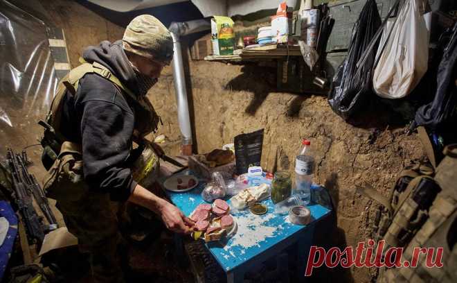 В ВСУ назвали манипуляцией данные о завышении цен на продукты для армии. Украинское министерство попросило СБУ расследовать распространение «заведомо ложных сведений». Журналист Юрий Николов сообщал, что Минобороны закупает продовольствие по завышенным ценам