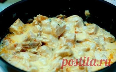 Куриное филе в сырном соусе

Ингредиенты: 
- Куриная грудка 1 штука 
- Сметана 20%-ная 250 г 
- Сыр 50 г 

Приготовление: 
1. Филе нарежьте мелкими кубиками и быстро обжарьте на разогретой сковороде. Посолите и поперчите. 
2. К филе добавьте сметану, хорошенько перемешайте и убавьте огонь. 
3. Добавьте мелко натертый сыр и снова перемешайте. Как только сыр расплавится - можно подавать к столу.
Приятного аппетита!