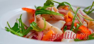 САЛАТ С КАЛЬМАРАМИ, ПЕРЦЕМ И МАРИНОВАННЫМ ЛУКОМ