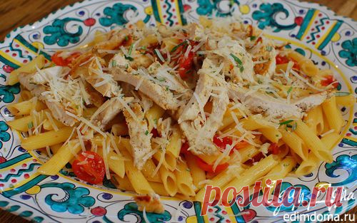 Теплый салат с курицей, макаронами и сладким перцем | Кулинарные рецепты от «Едим дома!»