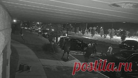 Школьник открыл стрельбу по приятелям из-за пачки чипсов. Во Флориде 11-летний школьник открыл стрельбу из пистолета матери по подростком, которые украли у него пакет с чипсами. Об этом сообщает Washington Post. Дети находились на тренировке по футболу в развлекательном центре в Апопке, штат ...