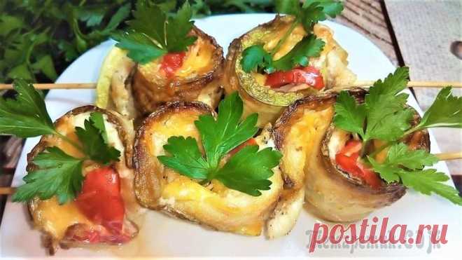 Рулеты из кабачков с курицей на шпажках