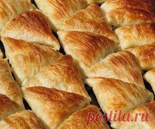 САМСА НА КЕФИРНОМ ТЕСТЕ С КУРИНЫМ МЯСОМ И КАРТОШКОЙ 
Для теста: 
2 яйца; 
1 стакан кефира (250 мл); 
1 чайная ложка соли; 
3 столовые ложки подсолнечного масла; 
щепотка соды; 
щепотка лимонной кислоты; 
3,5—4 стакана муки; 
яйцо для смазывания верха самсы. 
Для начинки: 
300 грамм куриного фарша; 
2 картофелины; 
3 луковицы; 
соль; 
чёрный перец; 
0,5 чайной ложки сухой приправы для птицы. 
В глубокую тарелку разбейте яйца и положите соль. Взбейте смесь вилкой. 
Добавьте кефир и перемешайте. 
В