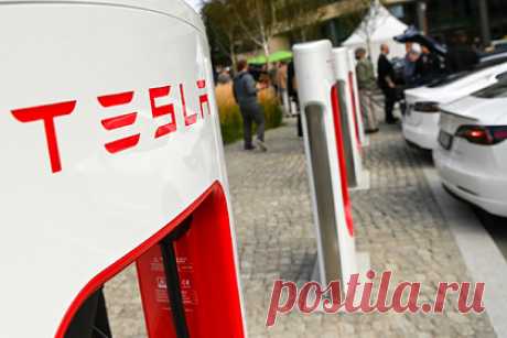 Tesla потратится на недовольных водителей. Tesla согласилась компенсировать недовольным водителям более миллиона долларов из-за претензий, связанных со снижением емкости аккумулятора электрокара Model S. Согласно данным окружного суда Сан-Франциско, компания выплатит по 625 долларов пользователям 1743 автомобилей Model S.
