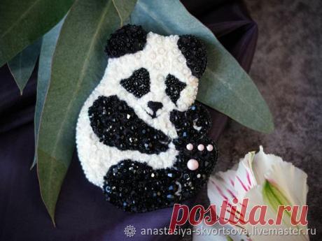 Брошь "Панда" Брошь "Панда"Полный перечень используемых материалов в данном мастер-классе:1. Шаблон мадведя и корейский фетр (цвета черный и белый).2. Картон для каркаса броши.3. Экозамша для изнанки и японская булавка.4. Мононить (у меня прозрачная Гамма 0,15 мм).5. Бисерные иглы.6. Кусачки.7....
