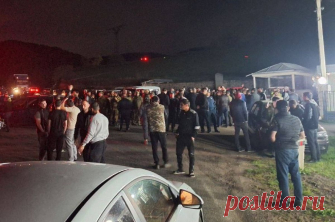 В Армении начали задержания активистов, перекрывших дорогу к Грузии. Участники акции протеста требуют остановить делимитацию границы с Азербайджаном в текущем формате.