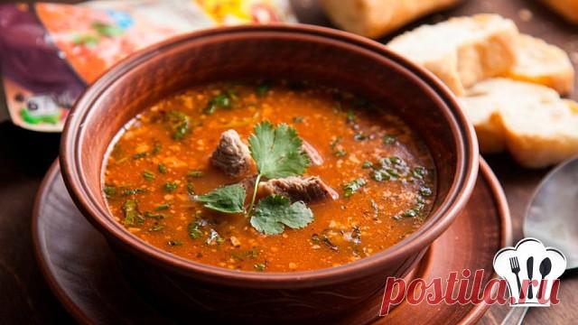 Классический суп «Харчо»  

Ингредиенты:

  Говядина, 500 г
  Рис, 60 г
  Лук, 200 г
  Ткемали, 2 ст. л.
  Петрушка, 1 пуч.
  Кинза, 1 пуч.
  Грецкие орехи, 0,5 стак.
  Чеснок, 5 зуб.
  Вода, 2,5 л
  Лавровый лист, 2 шт.
  Кориандр, 0,5 ч. л.
  Хмели-сунели, 1 ч. л.
  Шафран, 0,25 ч. л.
  Красный перец, 0,5 ч. л.,
  Соль, по вкусу

Приготовление:

  Промойте мясо, нарежьте, залейте его прохладной водой и поставьте вариться. 

  Говядина готовится примерно 120 минут. Нескол...