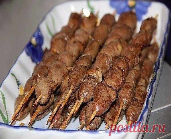 Шашлычки из куриных сердечек в духовке.
Ингредиенты:
- Сердце куриное 700 г
- Соевый соус 100 мл
- Чеснок дольки 2 шт.
Приготовление:
1. Эти маленькие шашлычки содержат минимум жира, подвергаются щадящей обработке и эффектно выглядят при подаче. 
2. С маринадами и специями можно экспериментировать, но сердечки вкусны и с минимумом добавок.
Приятного аппетита!