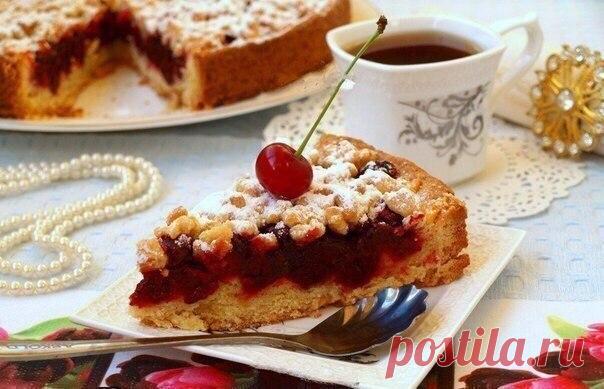 ПЕСОЧНЫЙ ПИРОГ С ВИШНЕЙ 

ИНГРЕДИЕНТЫ:
● сливочное масло - 200 г;
● яйцо - 1 шт.
● сахар - 0,5 стакана
● мука пшеничная - 2 стакана
● сметана - 1 ст. л. 
● разрыхлитель - 1 ч. л.
● крахмал - 2 ст. л.
● вишня свежая - 600 г
● сахарная пудра - 2 ст. л. 

ПРИГОТОВЛЕНИЕ:
В миску просеять муку вместе с разрыхлителем, всыпать сахар. Перемешать, добавить яйцо, сметану и мягкое сливочное масло. Замесить мягкое тесто. Одну третью часть теста отщипнуть и завернуть в плёнку, убрать в...