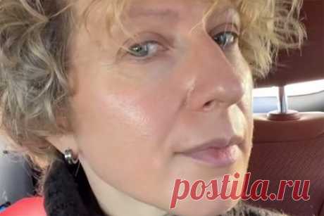 45-летняя телеведущая Яна Чурикова показала лицо без макияжа. Российская телеведущая, журналист и общественный деятель Яна Чурикова показала естественную внешность. 45-летняя знаменитость поделилась снимком из салона автомобиля. На размещенном фото телезвезда запечатлела себя в шерстяном свитере черного цвета. При этом видно, что на ее лице отсутствует макияж.