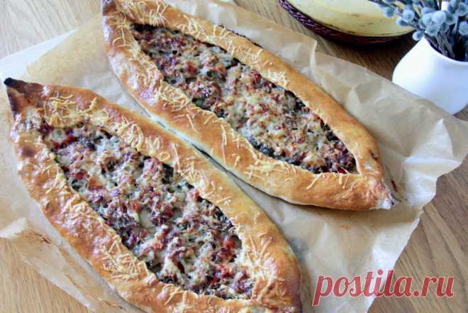 Пиде, пицца по-турецки В первый раз пекла такое, это просто класс, очень вкусно! Пиде иногда называют турецкой пиццей, потому что суть её пицца и есть — тесто обычное пиццевское плюс начинка, правда, вполне конкретная, а не…
